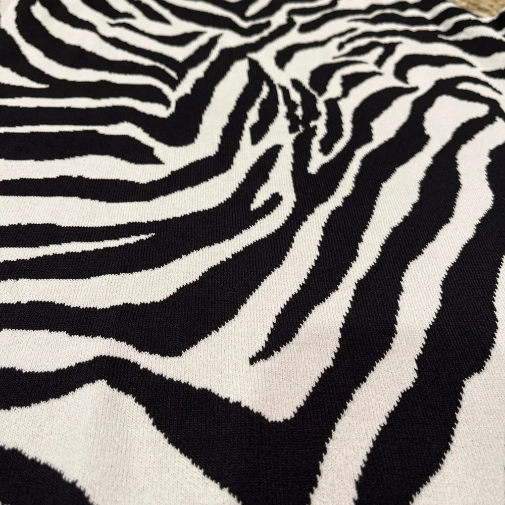 White House Black Market Fitted Black and White Halter Top Animal Print Sz Large - Picture 5 of 7